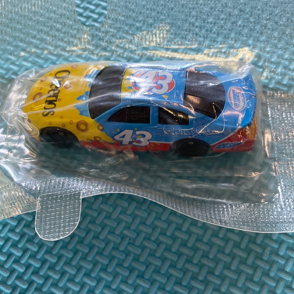Nascar Cheerios Racing Car #43 Petty Enterprises